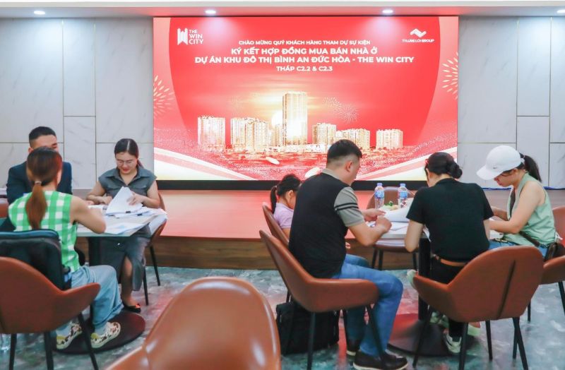 Khách hàng tìm hiểu chính sách mua nhà tại The Win City